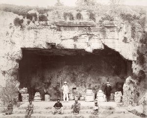 Conrad Schick (a destra) alla Tomba dei Re, Gerusalemme, 1897